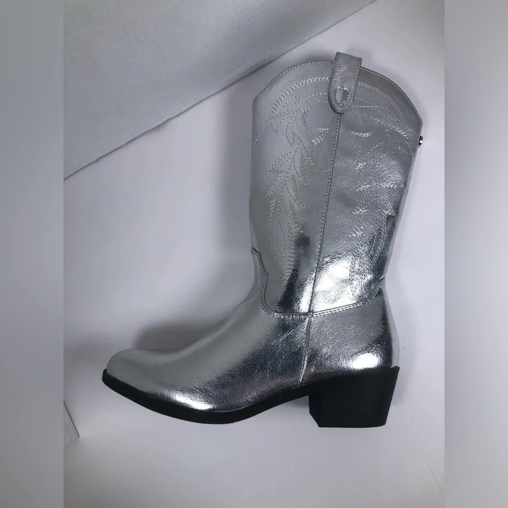Steve Madden Silver Metallic Western Boots NWOT size 4